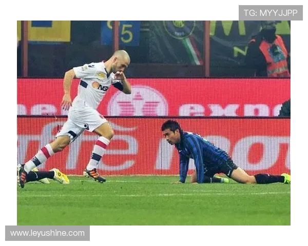 反常识解析：抢门将手中球为何并非必然犯规？