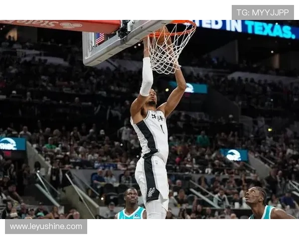 文班亚马挡拆创造错位，拉开防线提升内线得分效率